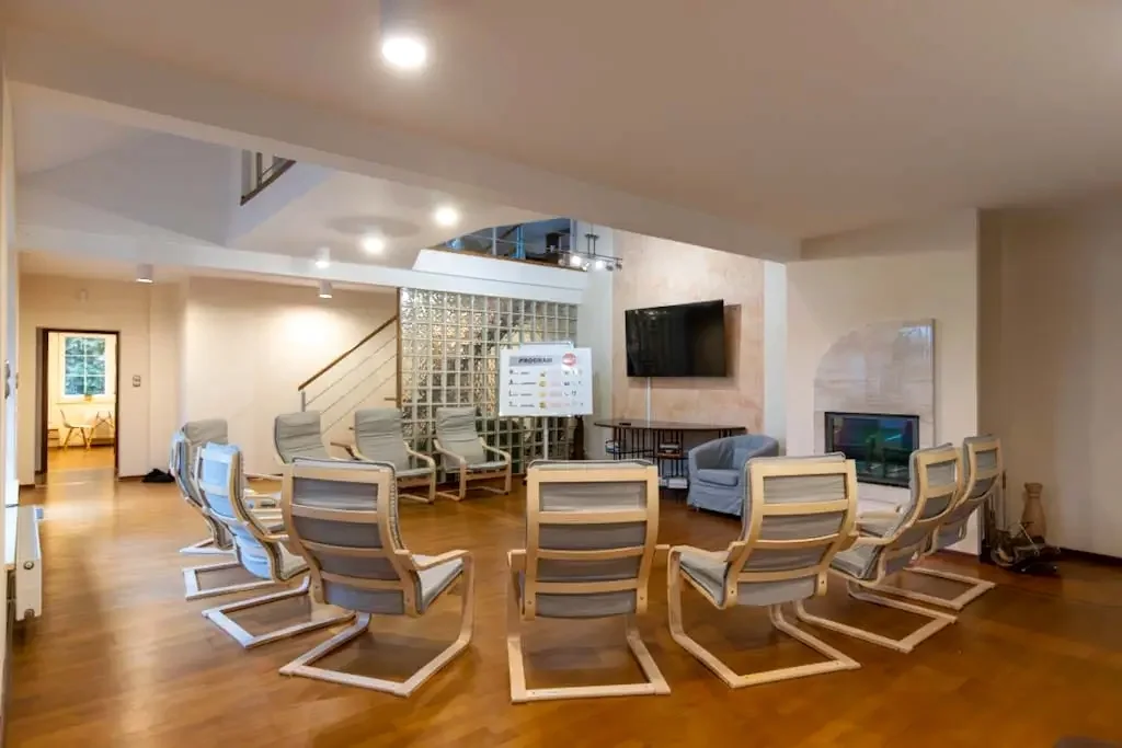 Sala z fotelami ustawionymi w kręgu w ośrodku Poznaj Siebie w Koleczkowie.