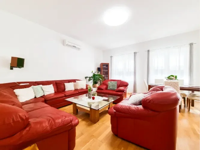 Jasny salon z czerwonymi sofami w ośrodku Poznaj Siebie w Lublewie Gdańskim.