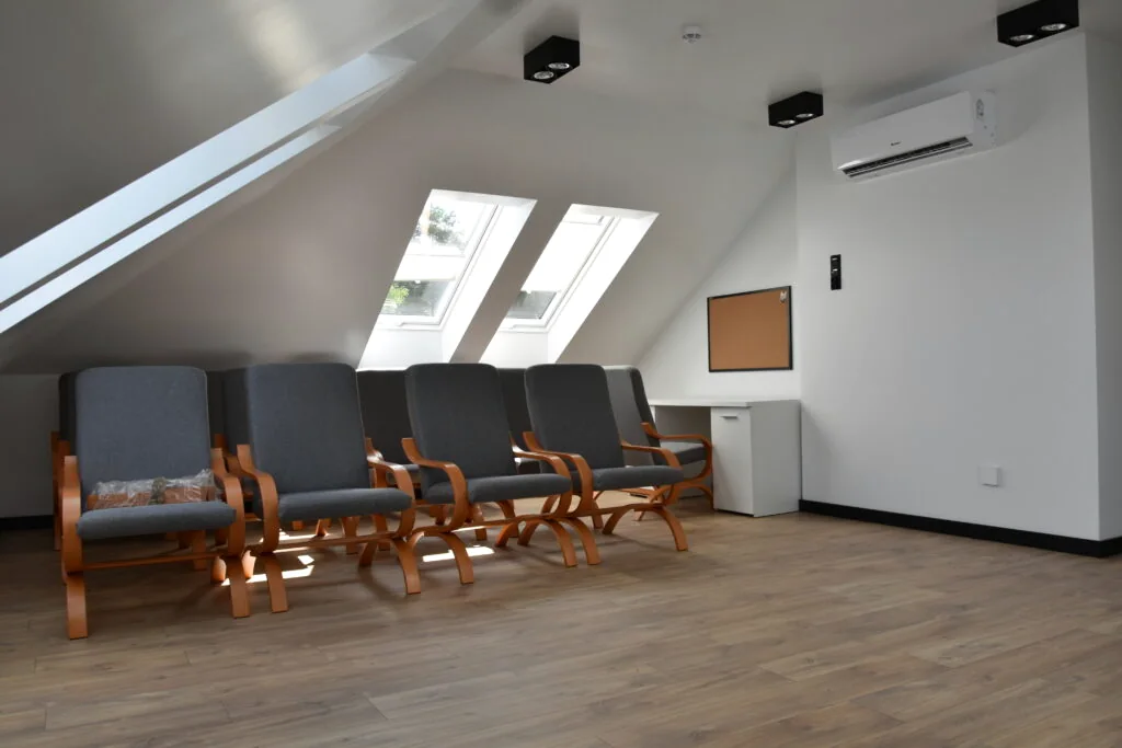Sala z fotelami na poddaszu ośrodka Przystań w Lipinie.