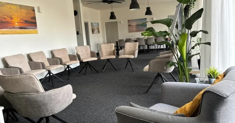 Sala ośrodka Terapia Roztocze w Gilowie — jasne fotele ustawione w kręgu przy oknach.