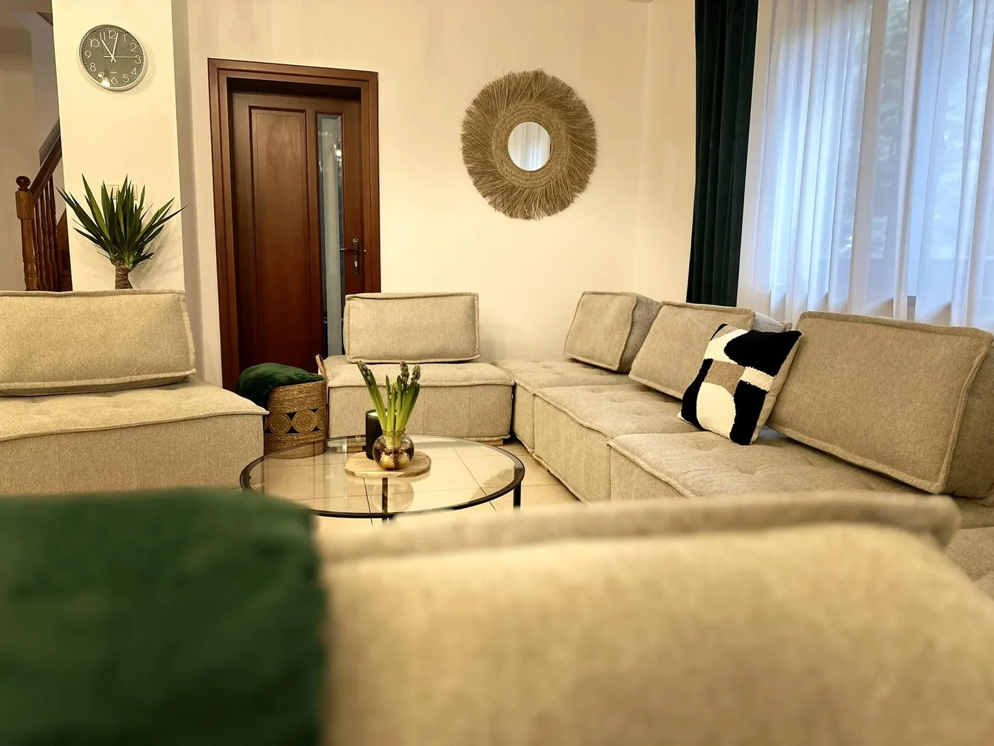 Salon z jasnymi kanapami w ośrodku Vita Nova w Markach.