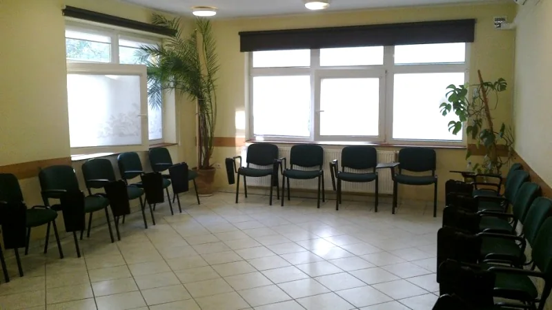 Sala Oddziału Dziennego Odwykowego WOTUiW w Toruniu, z krzesłami ustawionymi w kręgu.